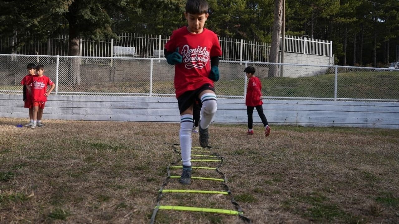 Denizli'de 'Geleceğin Yıldızları Futbol ve Gelişim Kampı' Cankurtaran'da başladı