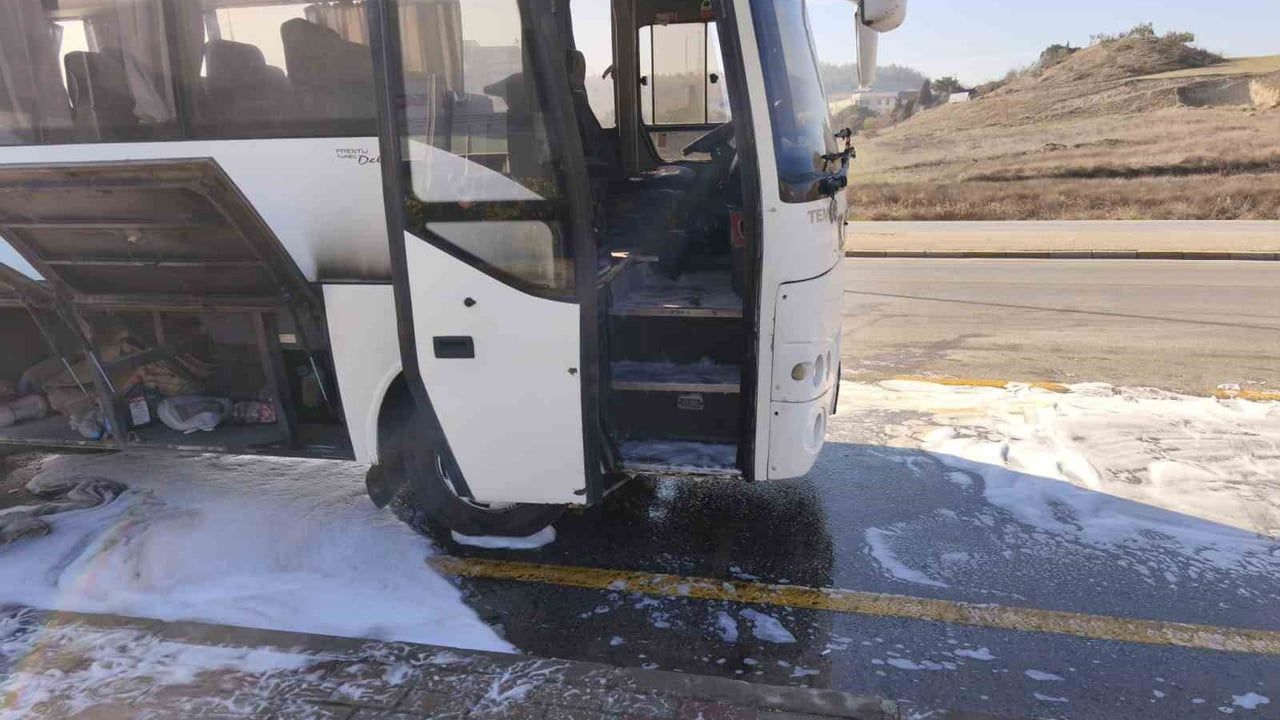 Denizli’de Hareket Halindeki Servis Midibüsünün Motorunda Yangın: Sürücü ve İtfaiye Etkili Müdahale Etti