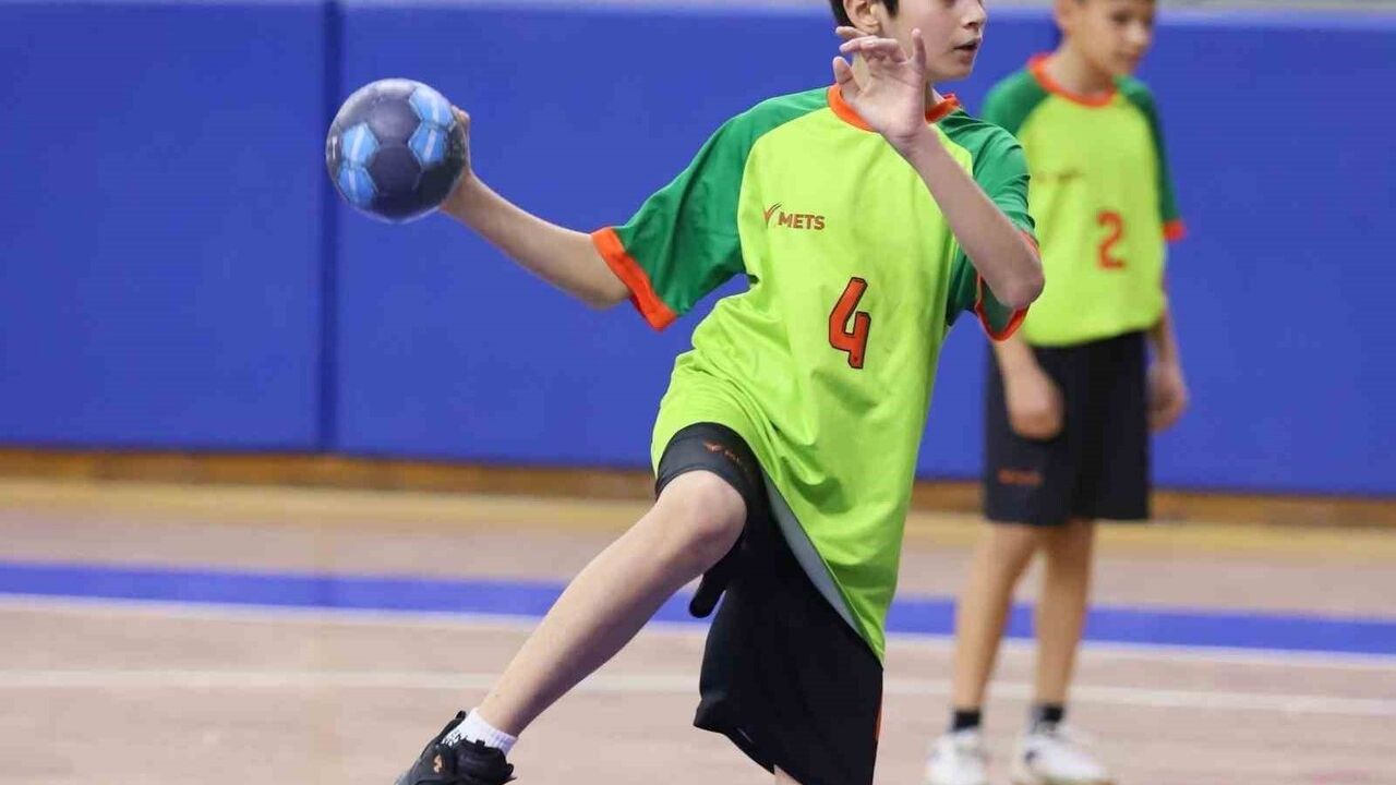 Denizli'de Hentbol Gençler Grup Şampiyonası: 18 Takım Türkiye Şampiyonası Bileti İçin Yarışacak