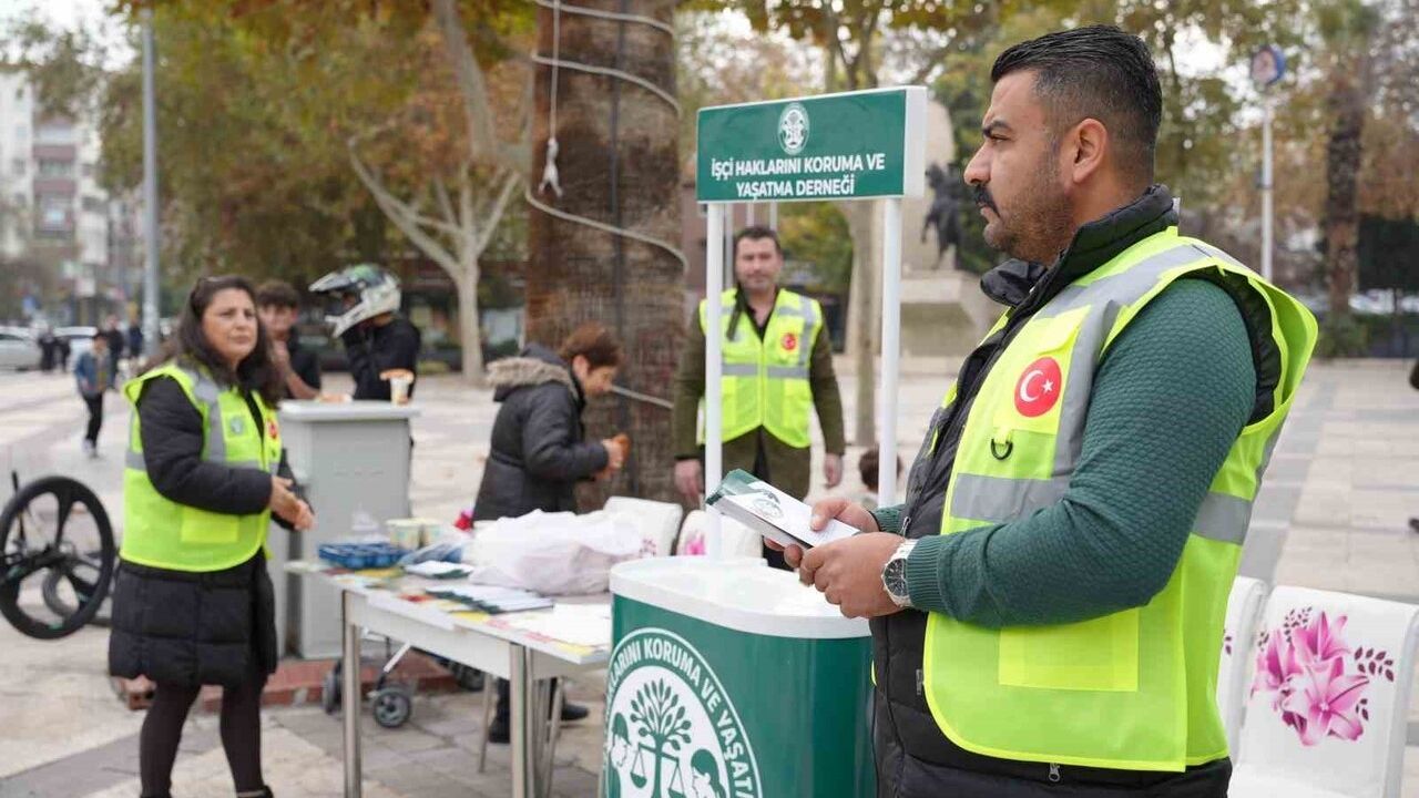 Denizli'de işçi hakları için stant kuruldu: Dernek vatandaşların taleplerini dinliyor