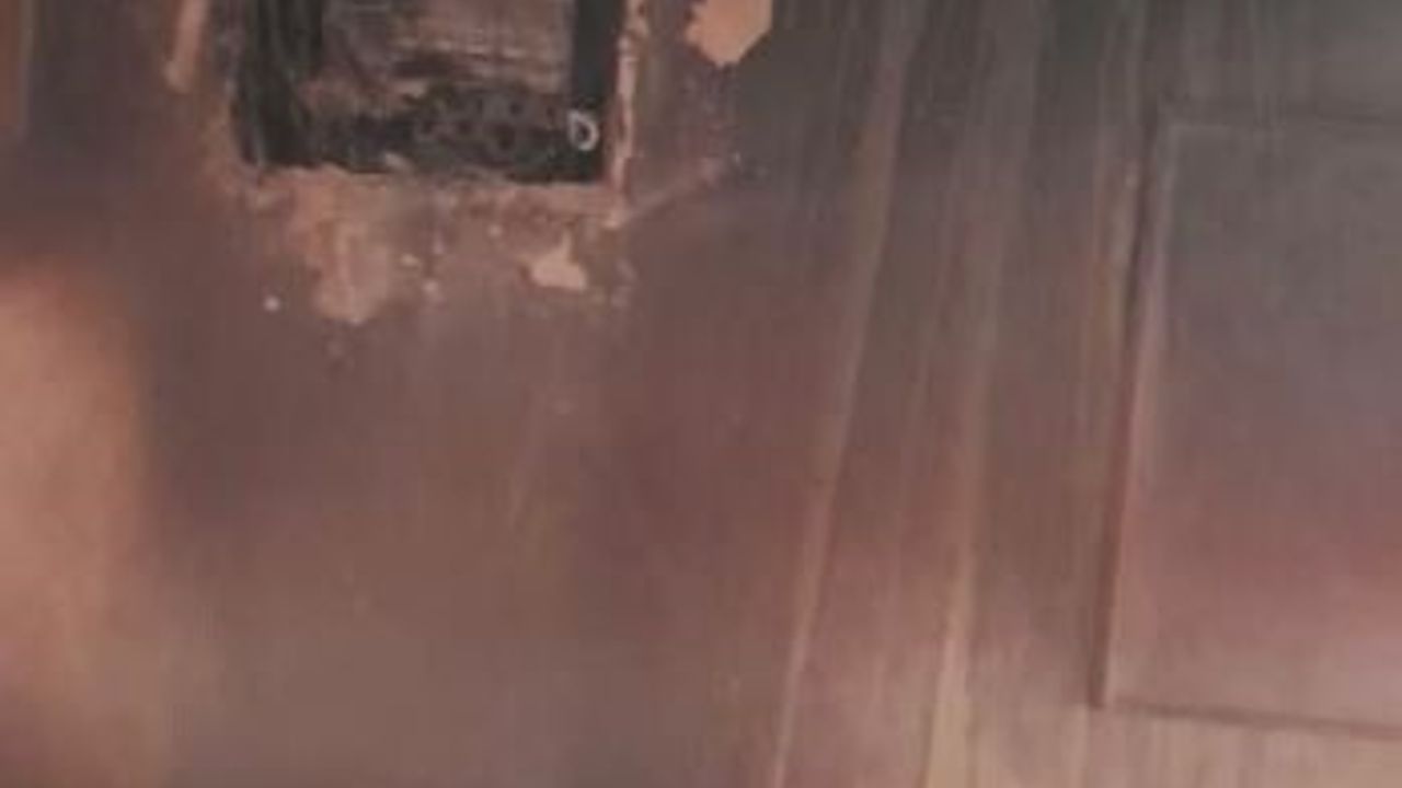 Denizli'de Kanal Camisi'ne Yıldırım İstabet Etti; Elektrik Panolarında Yangın Çıktı, Cemaat Müdahalesi Olayı Büyümeden Söndürdü