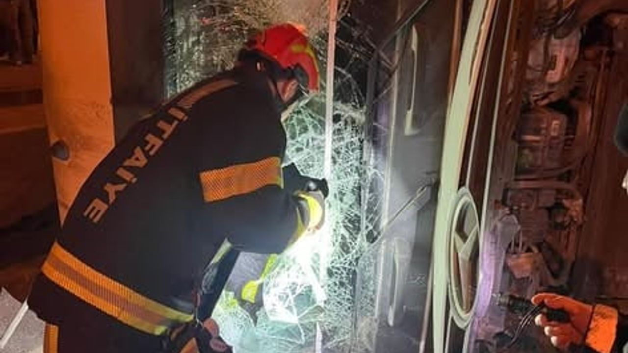 Denizli'de kavşakta tır ile otomobil çarpıştı: Tır yan yattı, 2 yaralı