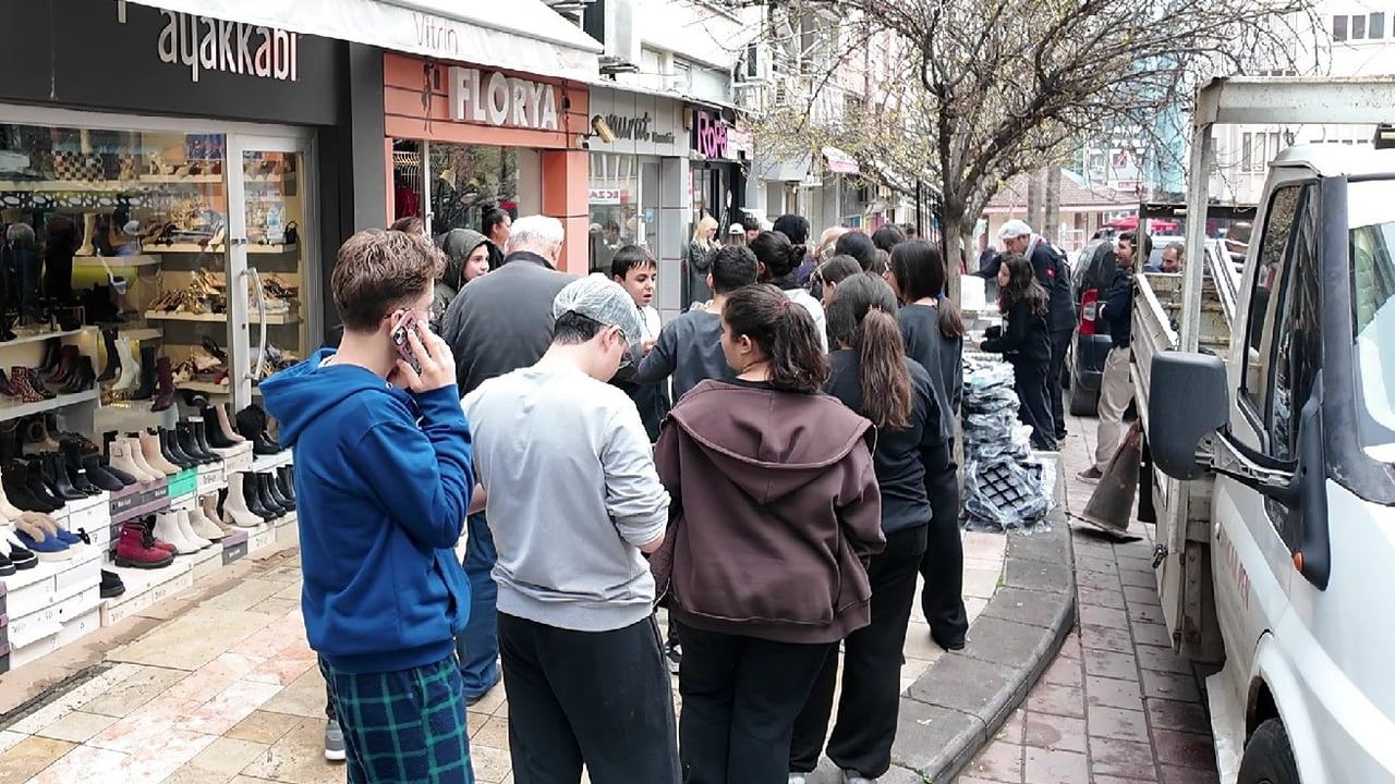 Denizli'de Mimar Sinan Caddesi esnaflarından Regaip Kandili hayrı