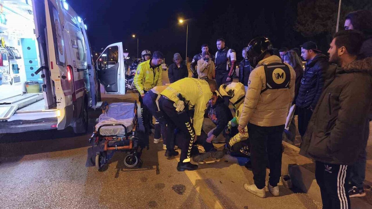 Denizli'de motosiklet sürücüsü yön tabelasına çarptı; 2 kişi yaralandı