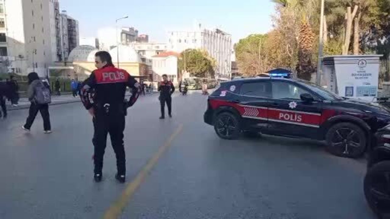 Denizli'de Sahipsiz Çanta Alarmı: Kontrollü Patlama Sırasında Sahibi Çantasını Alıp Gitti