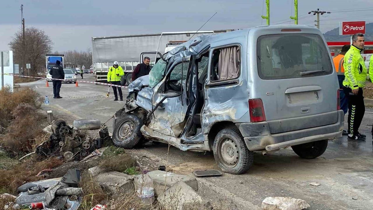 Denizli'de tali yoldan ana yola çıkan hafif ticari araç tırla çarpıştı: 78 yaşındaki sürücü hayatını kaybetti