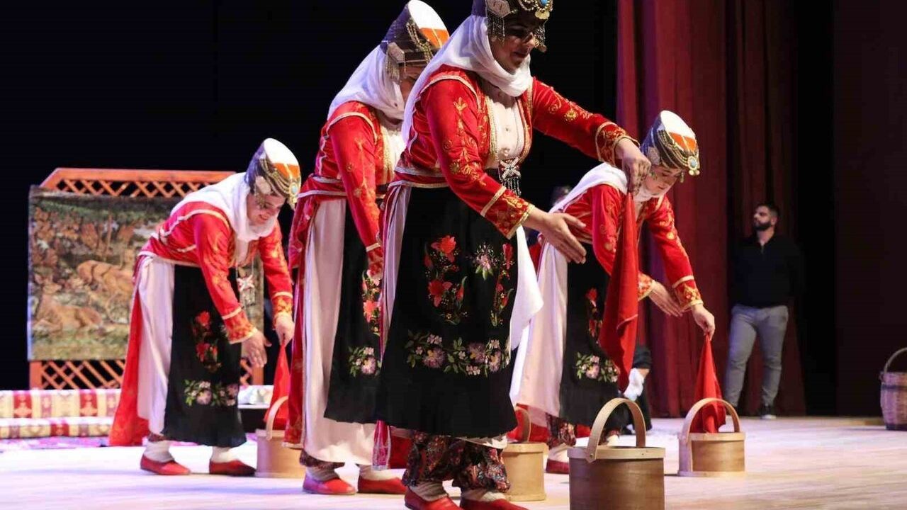 Denizli’de Urfa Sıra Gecesi: Şanlıurfa Kültürü Nihat Zeybekci Kongre Merkezi’nde Sahnelendi