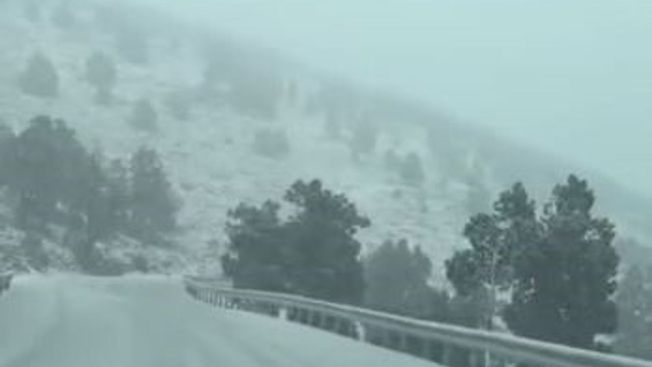 Denizli’de yüksek kesimlerde kar yağışı: Bozdağ beyaza büründü, kayak merkezinde hazırlıklar hızlandı