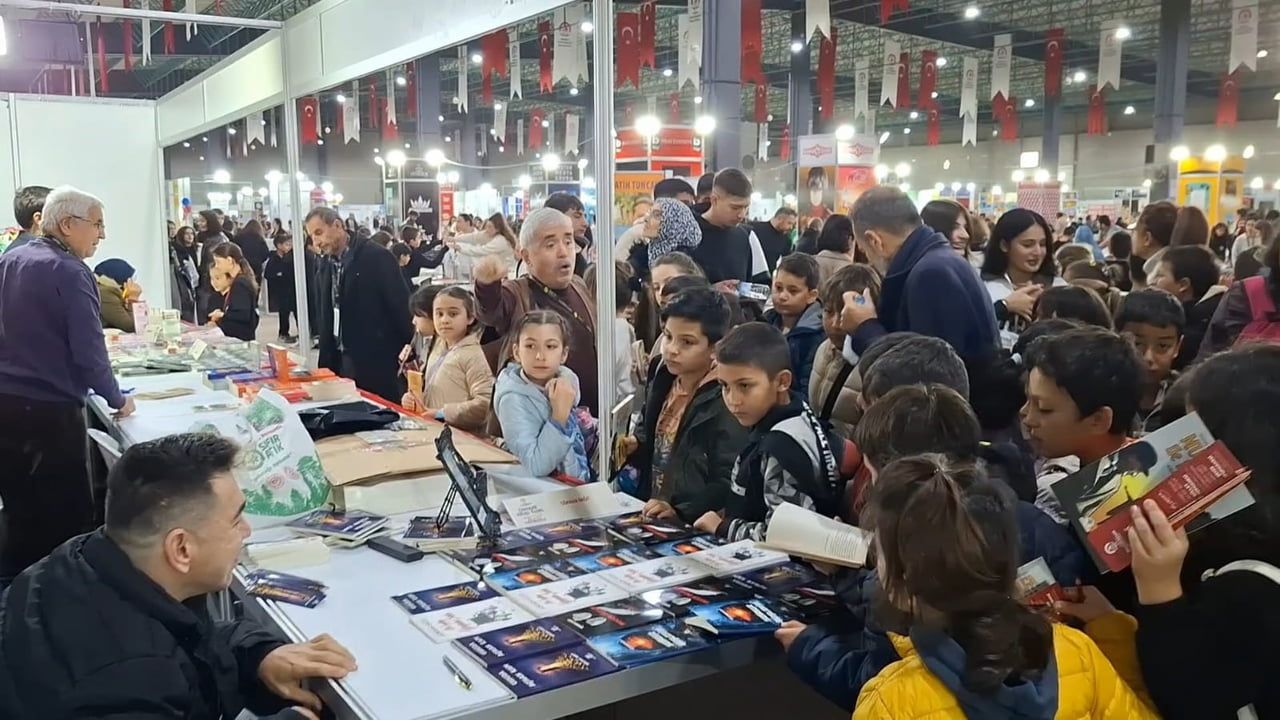 Denizli Kale’den 'Engelsiz Yazar' Gökhan Sağit, Denizli Kitap Fuarı'nda Okuyucularıyla Buluştu