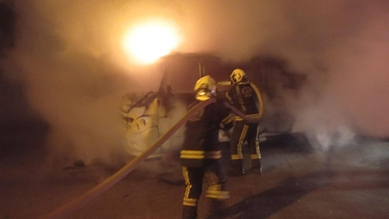 Denizli Merkezefendi'de park halindeki minibüs alev aldı