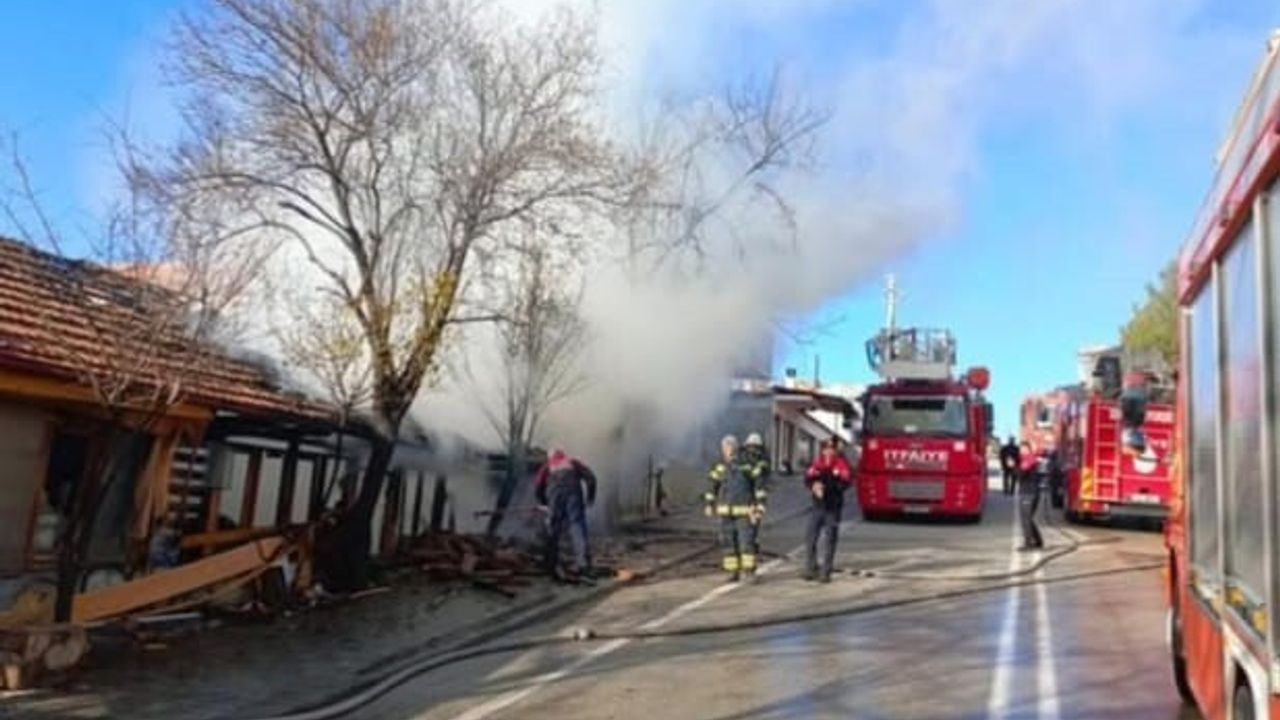 Denizli Serinhisar'da iş yerinde çıkan yangın iş yerini kullanılamaz hale getirdi