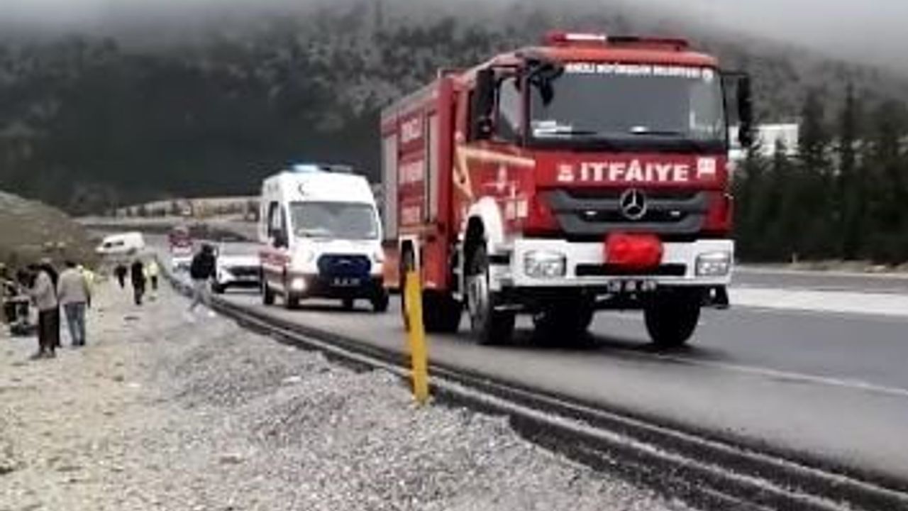 Denizli-Serinhisar'da kontrolden çıkan otomobil şarampole yuvarlandı