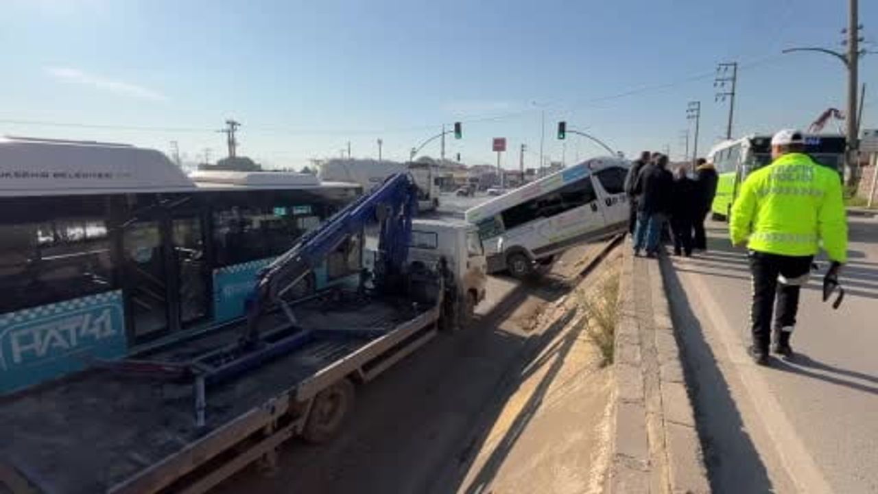 Derince'de park halindeki minibüs istinat duvarından düşerek D-100 kenarında asılı kaldı