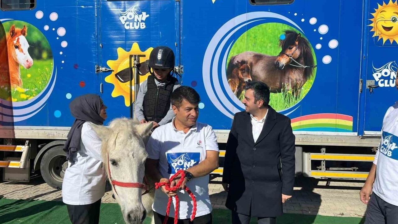 Dicle’de çocuklar Pony Club tırıyla pony atlarla buluştu