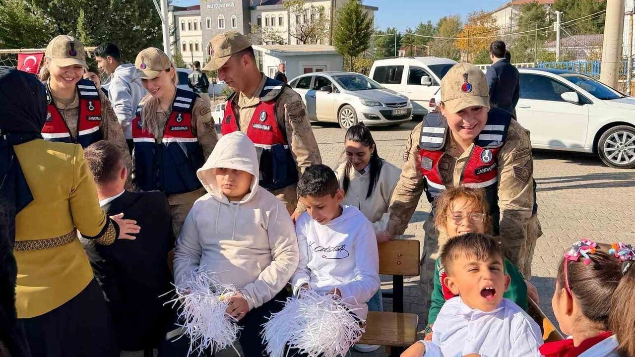 Dicle'de Jandarma, 3 Aralık Dünya Engelliler Günü'nde özel gereksinimli öğrencilere ziyaret düzenledi