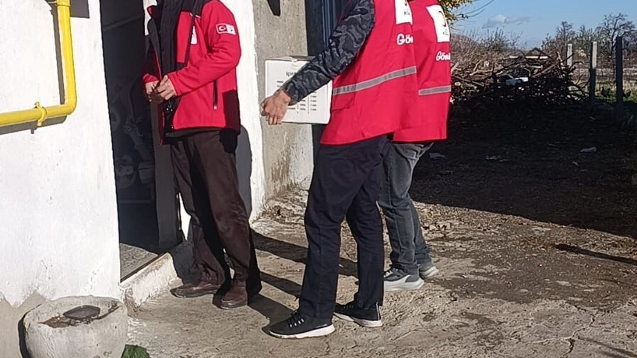Dicle'de Lise Öğrencileri Türk Kızılay ile 50 Aileye Kış Yardımı Dağıttı