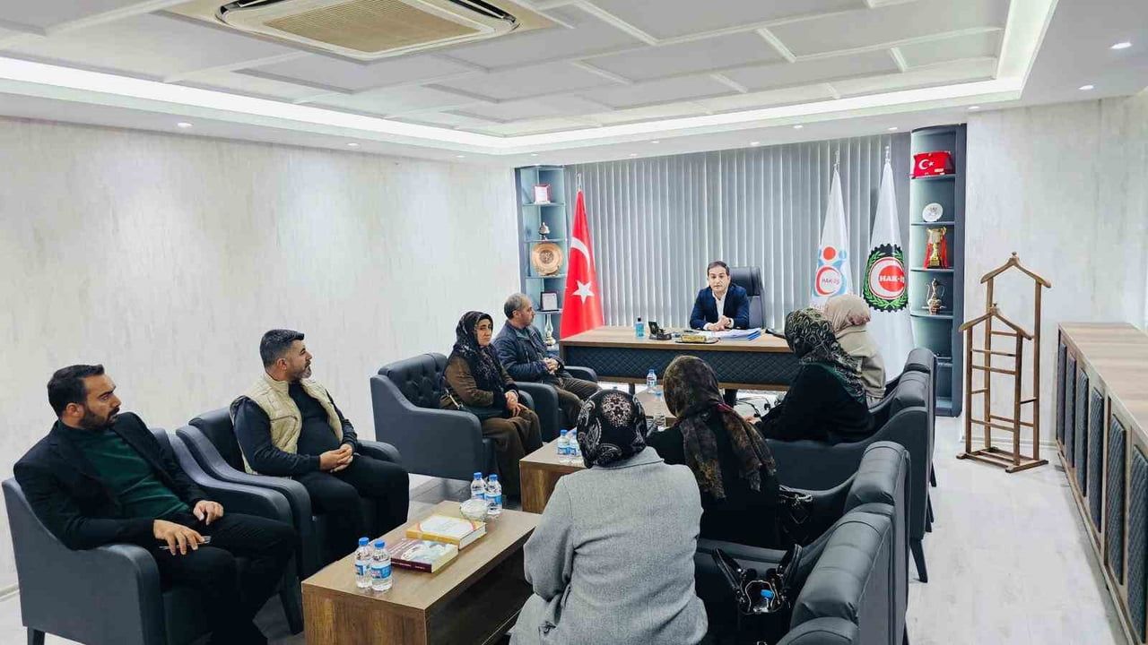 Dicle Devlet Hastanesi kadın çalışanlarından Mehmet Aküzüm'e teşekkür ziyareti