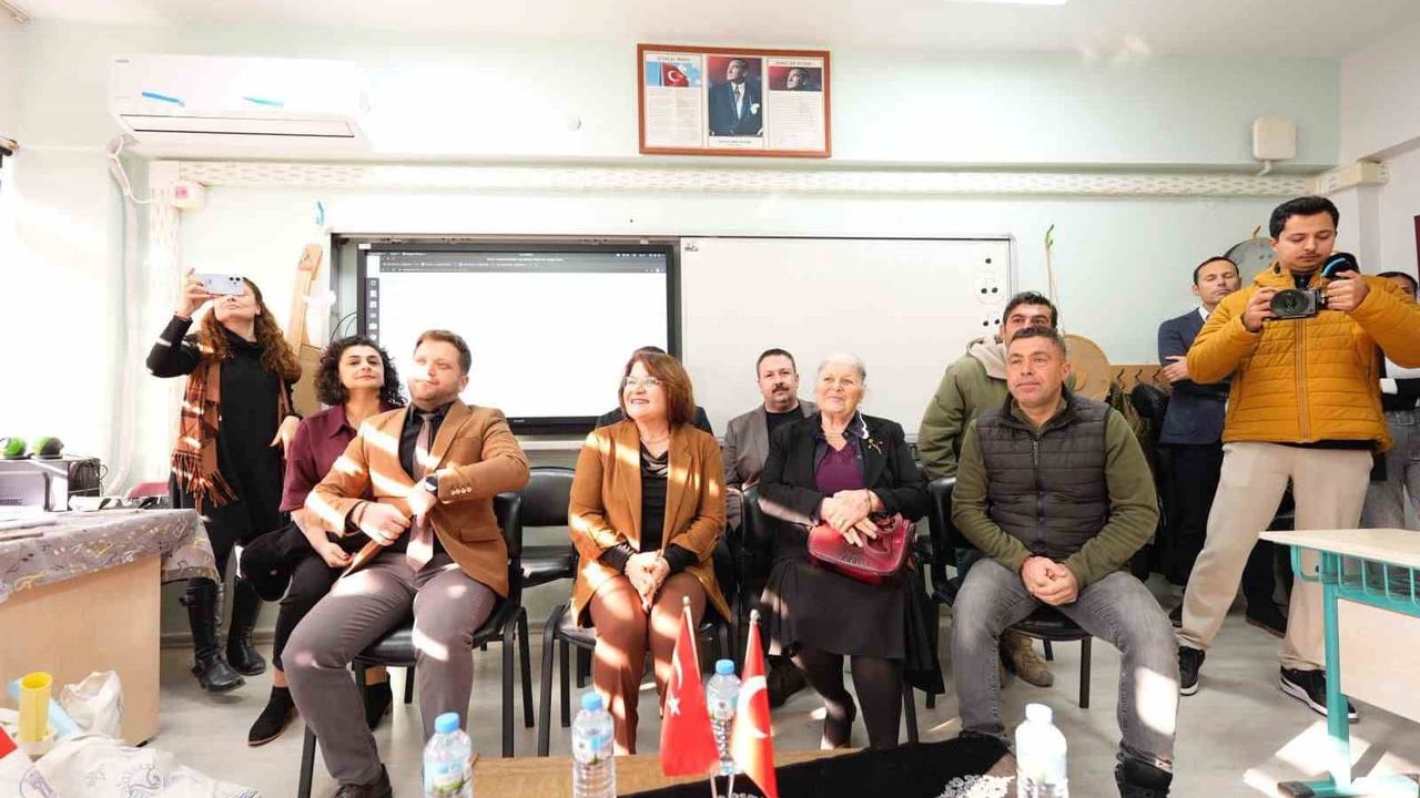 Didim Belediye Başkanı Hatice Gençay, Akyeniköy Şehit Soner Turan İlkokulu'nu ziyaret etti