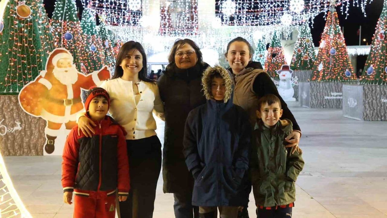 Didim Cumhuriyet Kent Meydanı'nda yılbaşı etkinlikleri her akşam sürüyor