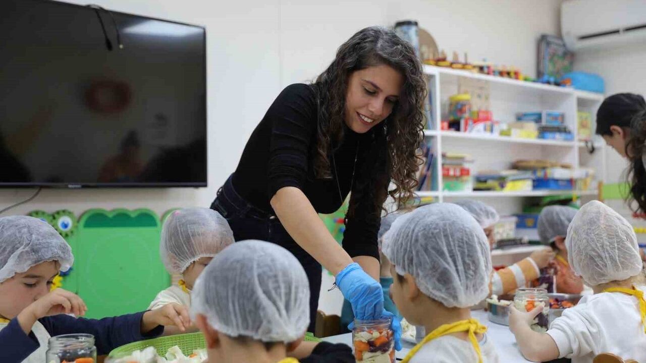 Didim'de Deniz Yıldızları Kreşi Minikleri Turşu Yaparak Öğrendi