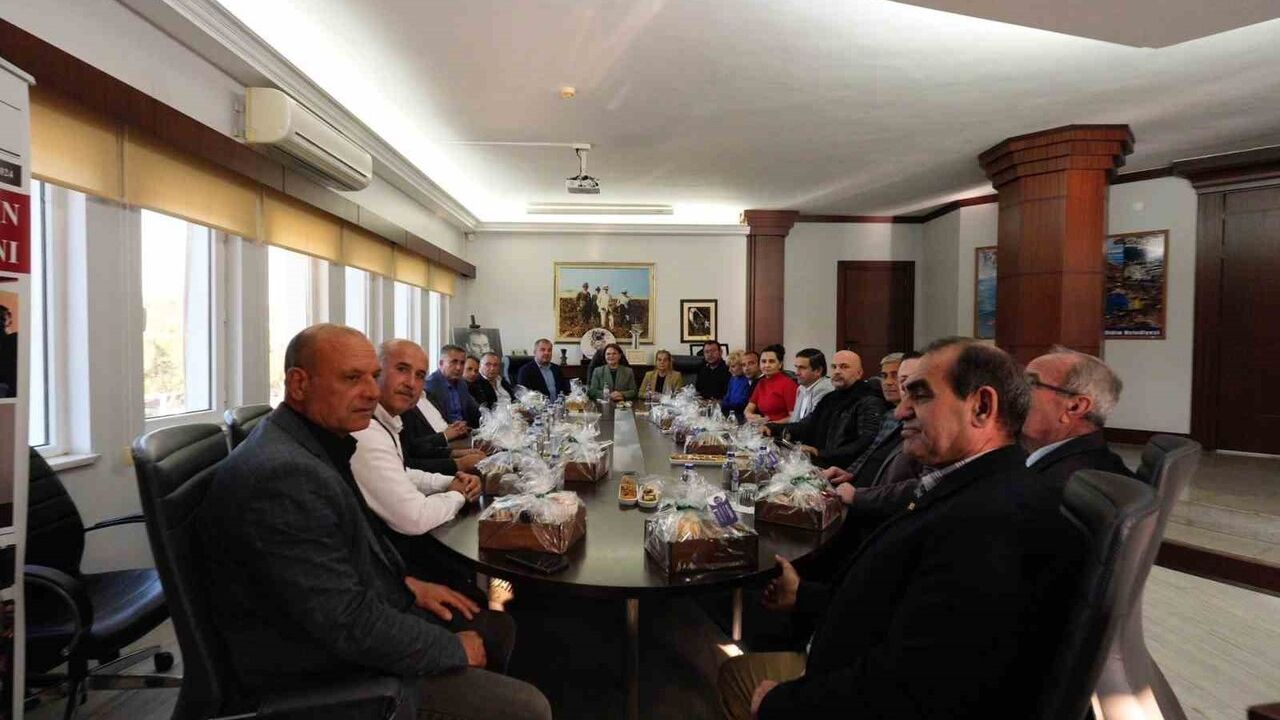 Didim'de muhtarlarla yeni yıl öncesi değerlendirme ve planlama toplantısı — Başkan Hatice Gençay katıldı