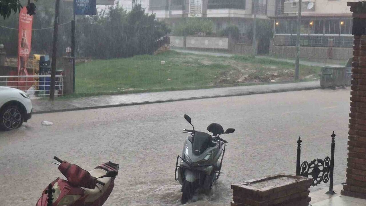 Didim'de sağanak yağmur cadde ve bulvarları suyla kapladı