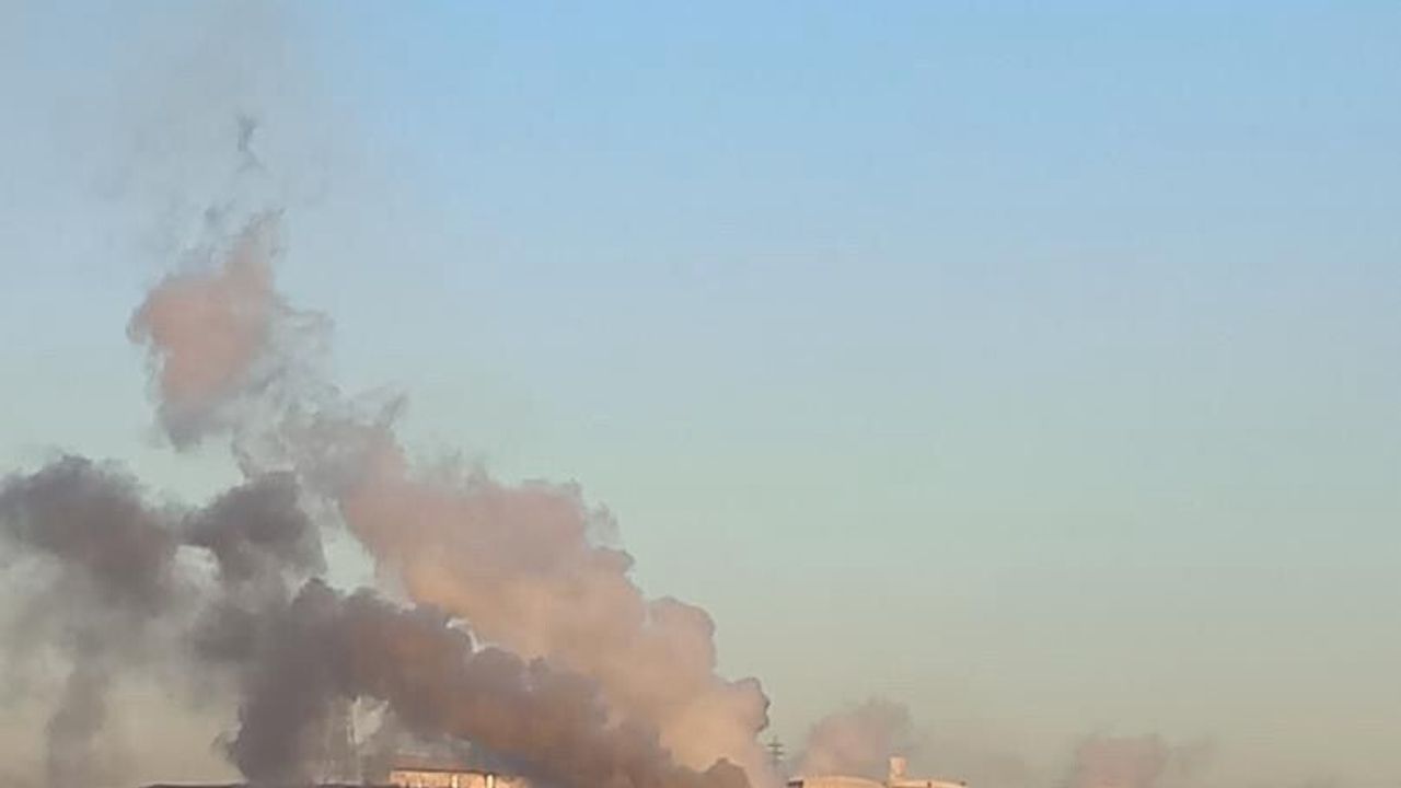 Dilovası'nda İzocam fabrikasının bacasından çıkan siyah duman vatandaşları tedirgin etti