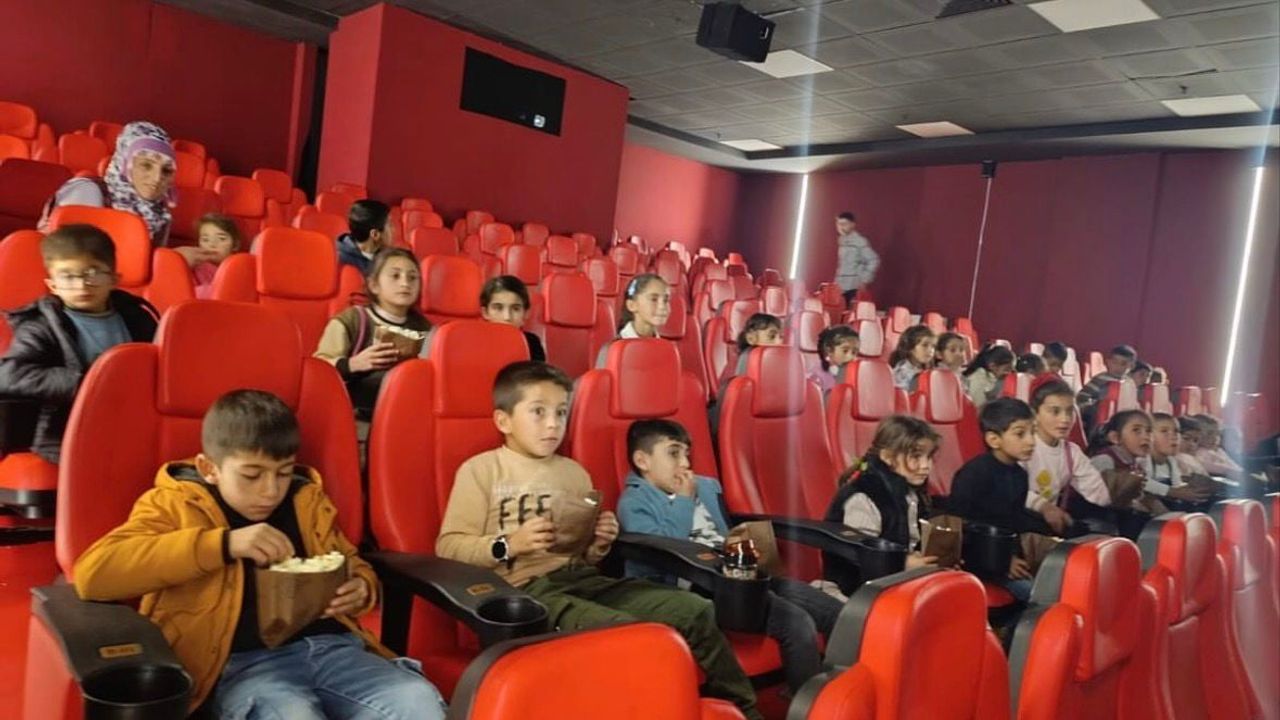 Diyadin'de Bulgurlu Köyü İlkokulu Öğrencilerine Sinema Günü