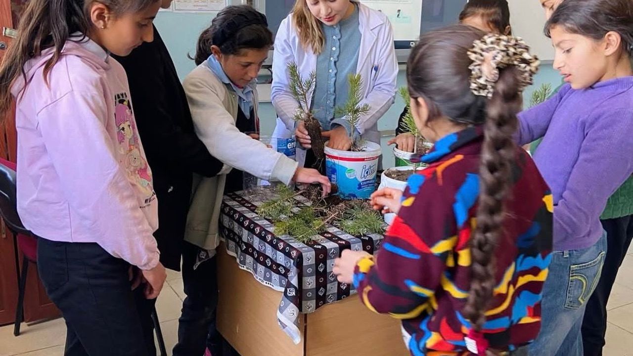 Diyadin'de Hacıhalit İlk ve Ortaokulu'nda Fidan Dikimi: Toprakla Buluşma ve Çevre Bilinci