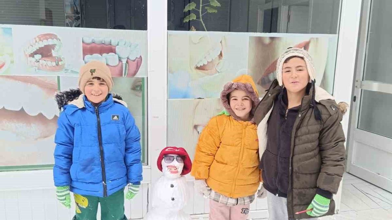 Diyadin'de kar sonrası çocuklar sokaklarda kardan adam yaptı