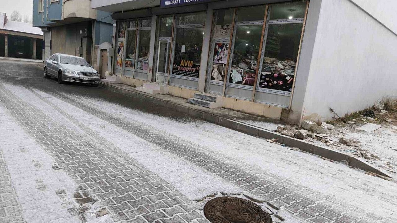 Diyadin'de mevsimin ilk karı sabah saatlerinde etkili oldu