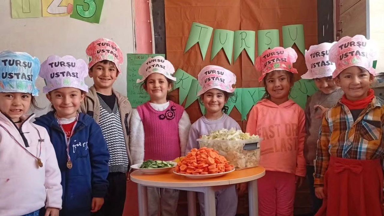 Diyadin Tazekent İlkokulu'nda Miniklerle Turşu Etkinliği: Uygulamalı Öğrenme Deneyimi
