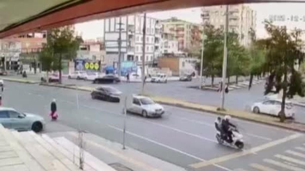 Diyarbakır Bağlar'da yolun karşısına geçen kadına motosiklet çarptı: 2 yaralı