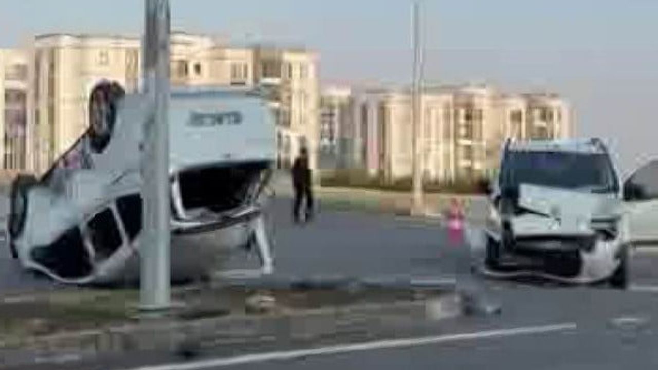 Diyarbakır Bağlar Oğlaklı Mahallesi'nde iki hafif ticari araç çarpıştı: biri ters döndü, 2 yaralı