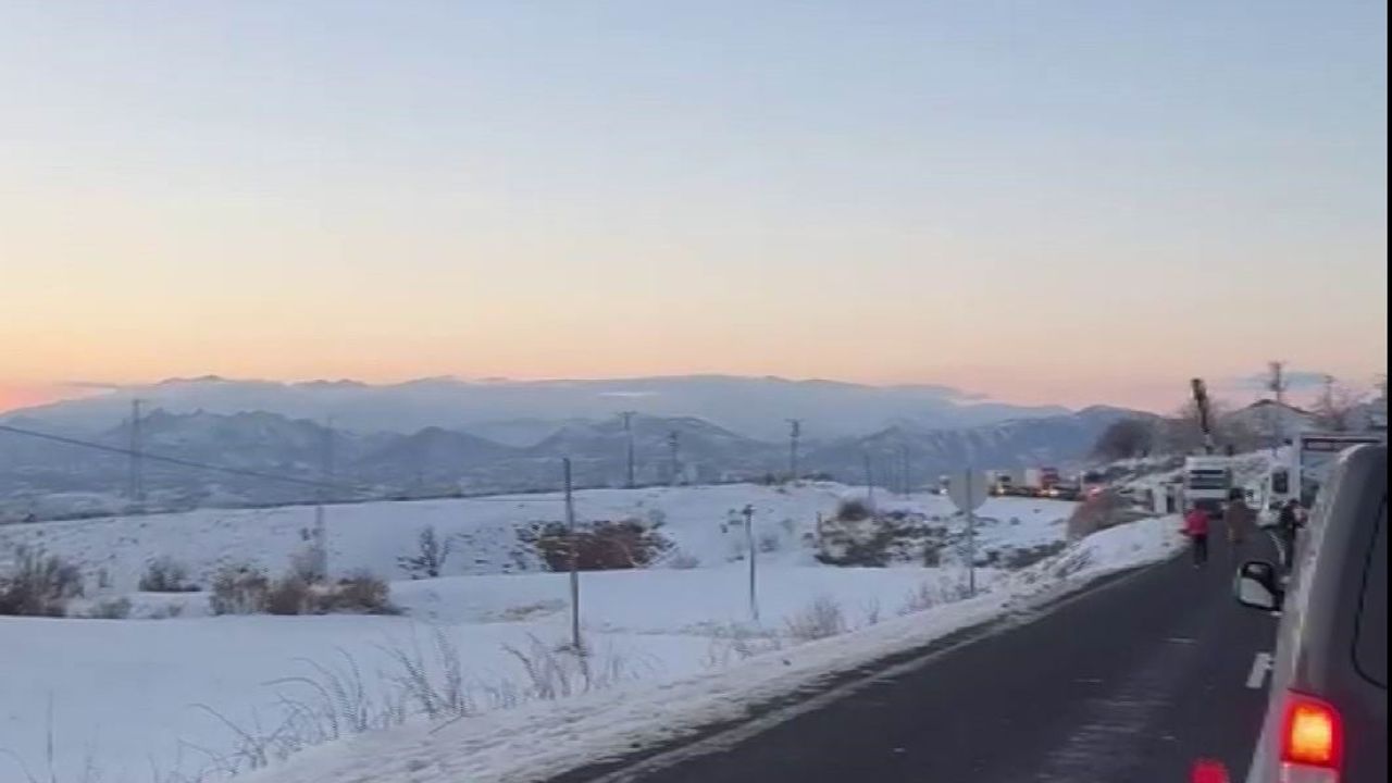 Diyarbakır-Bingöl karayolunda tır devrildi, yol ulaşıma kapandı