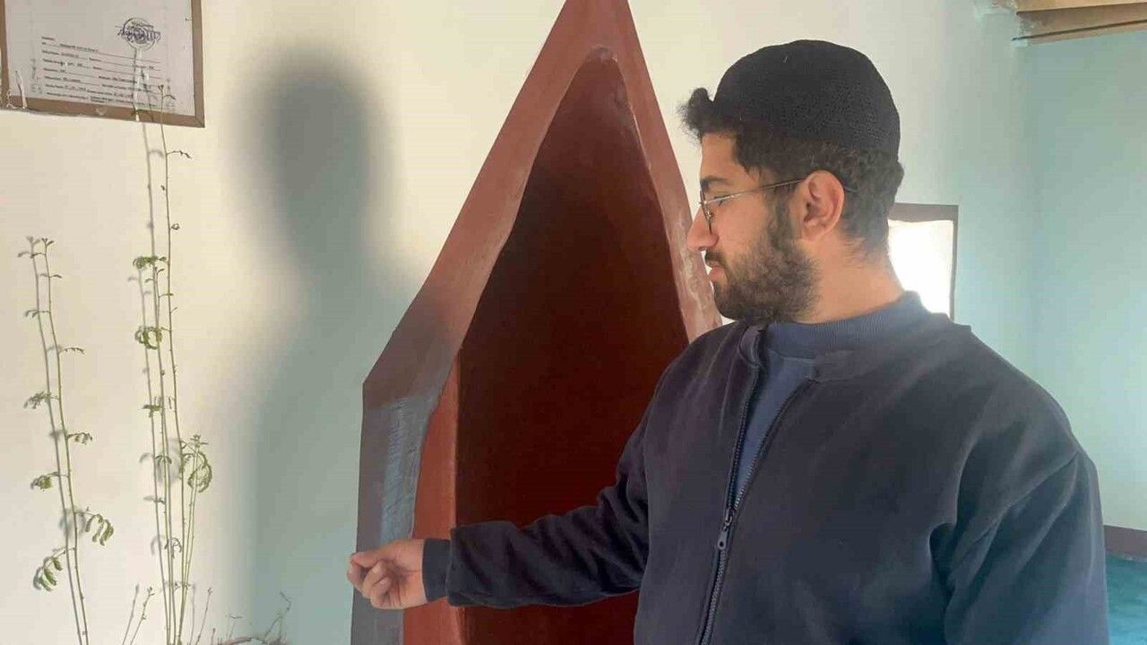 Diyarbakır Bismil'de Hz. Ömer Camii'nin mihrap yanındaki duvardan bitki yeşerdi