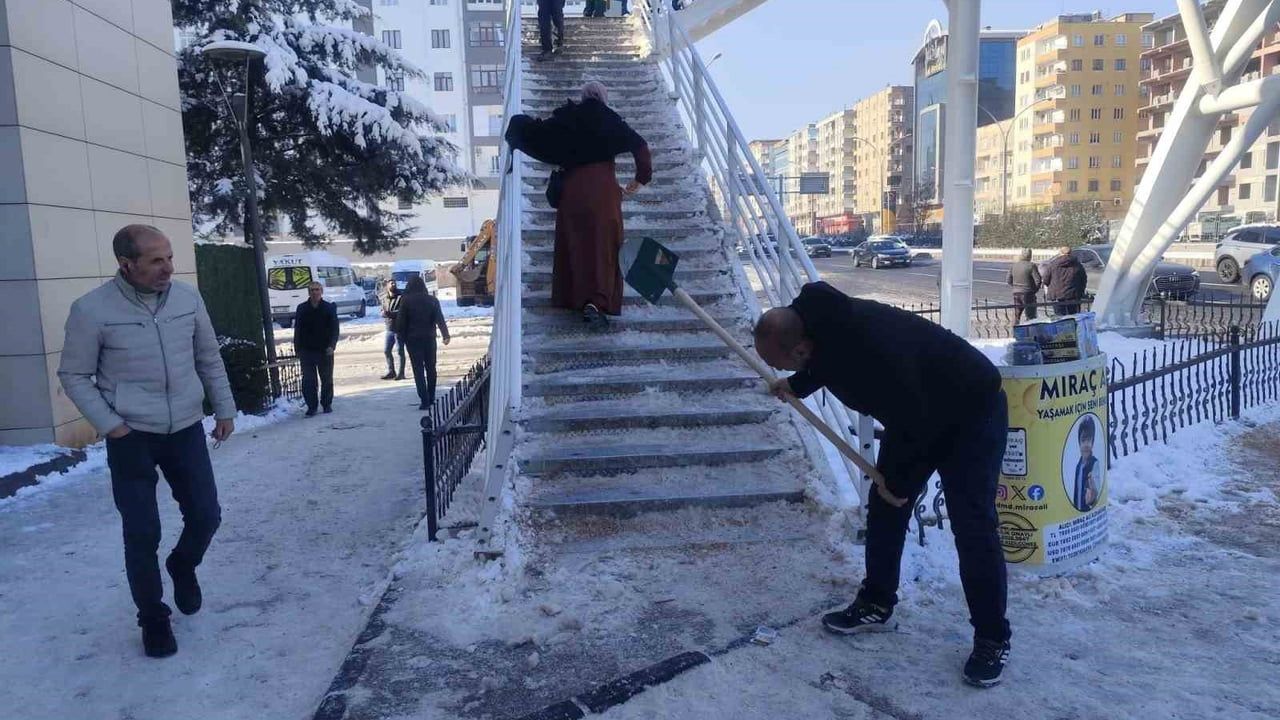 Diyarbakır Büyükşehir Belediyesi kar sonrası kaldırım ve yaya yollarında buzlanma temizliği ve tuzlama yaptı