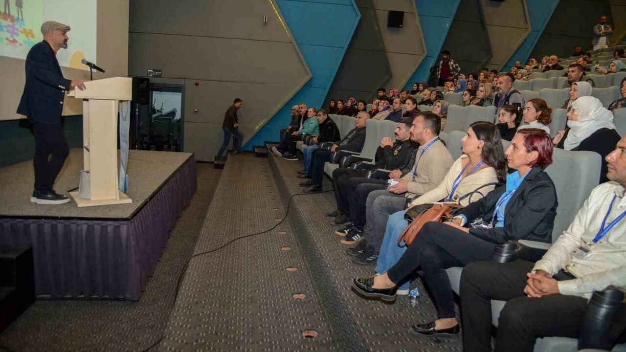 Diyarbakır Büyükşehir Belediyesi’nden velilere yönelik 'Ailenin Başarıda Rolü ve Tutumu' semineri