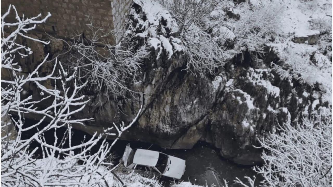 Diyarbakır Çermik'te Buzlanma Yüzünden Dereye Uçan Otomobilde 3 Kişi Yaralandı