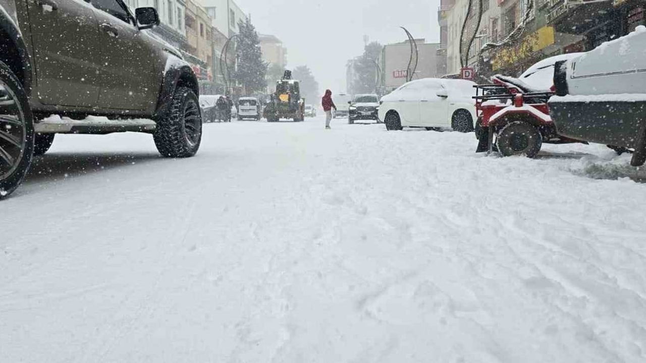 Diyarbakır Çermik'te Yoğun Kar Yağışı Ulaşımı Aksattı