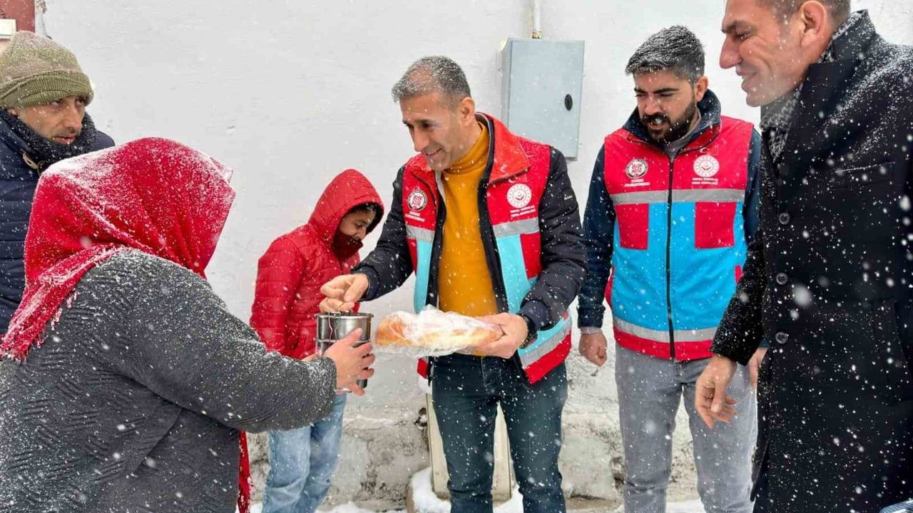 Diyarbakır Çınar Kaymakamlığı, Eksi 12°C'de Sokağa Çıkamayan Vatandaşlara Sıcak Yemek Dağıttı