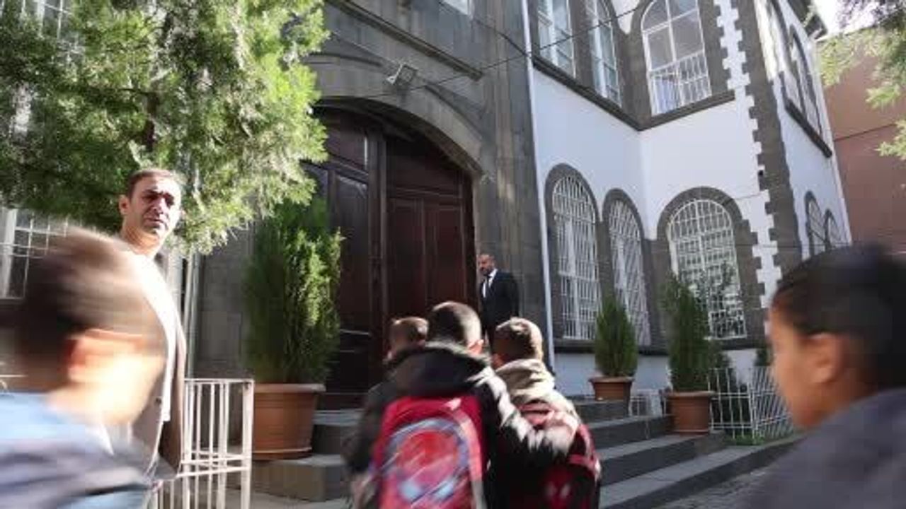 Diyarbakır'da 115 yıllık Ziya Gökalp İlkokulu, Sur'daki bazalt kapısıyla nesillere eğitim veriyor