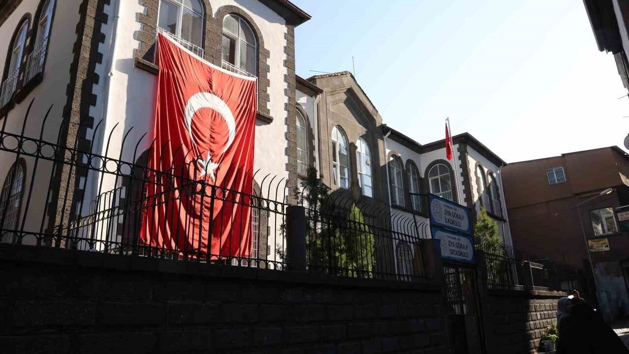 Diyarbakır'da 115 yıllık Ziya Gökalp İlkokulu tarihine sadık kapısıyla eğitime devam ediyor
