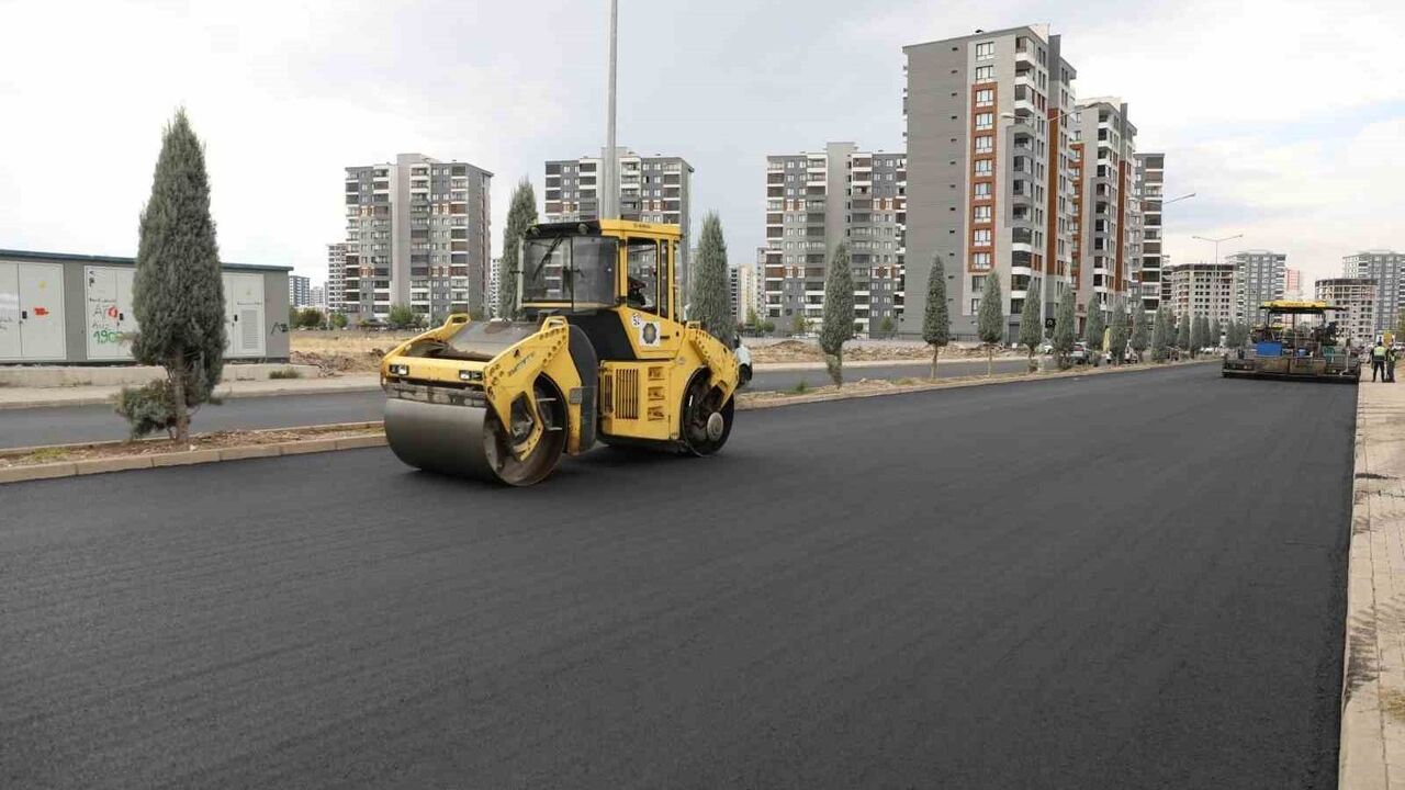 Diyarbakır’da 41,10 kilometrelik yolda 169 bin 825 ton sıcak asfalt serildi