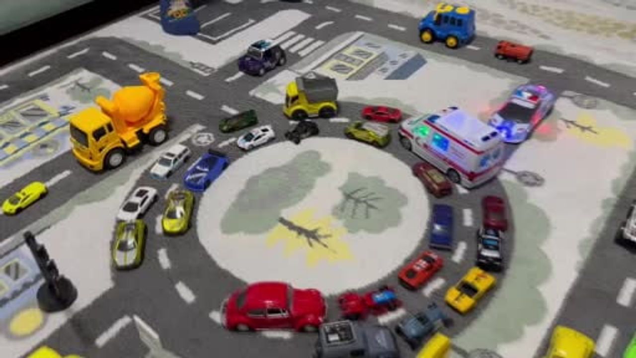 Diyarbakır’da 6 yaşındaki İbrahim Efe, oyuncaklarıyla sıkışık trafikte ambulansa yol verilmesini gösterdi