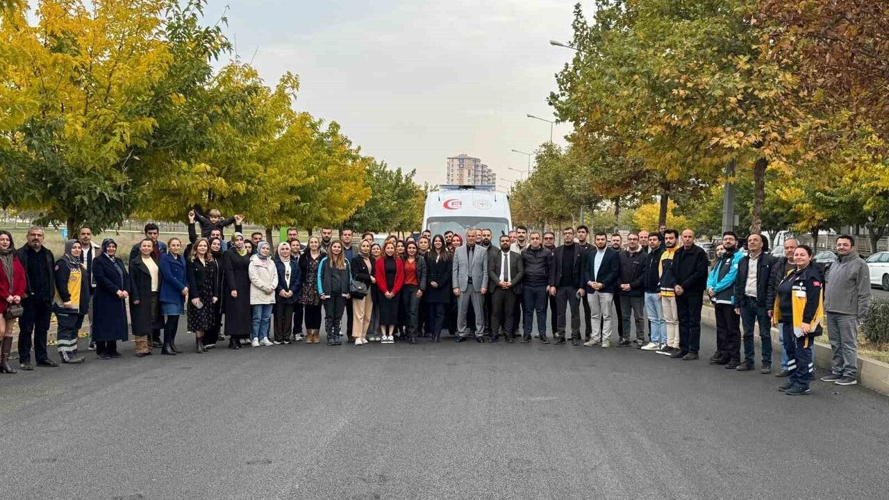 Diyarbakır’da Acil Sağlık Haftası kapsamında trafikte fermuar sistemi uygulamalı gösterildi