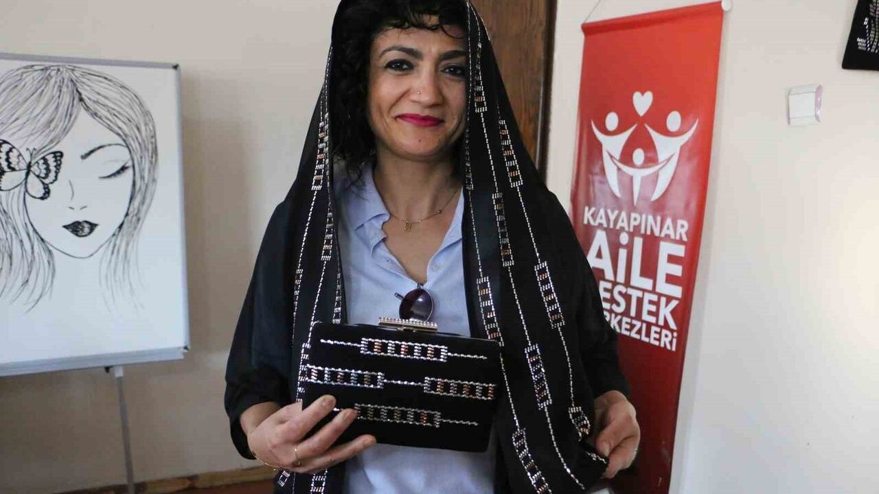 Diyarbakır'da ADEM-2'de Tel Kırma Şal ve Çantalar İlgi Görüyor