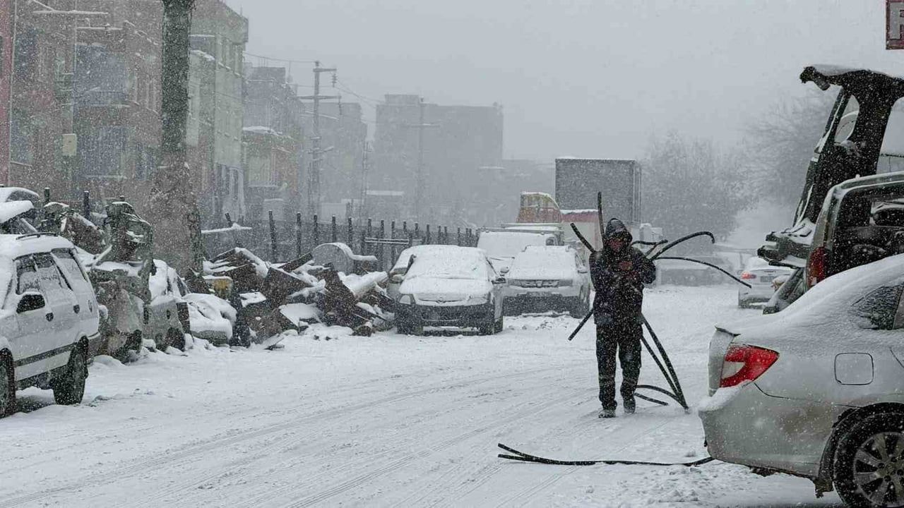 Diyarbakır'da beklenen kar yağışı başladı