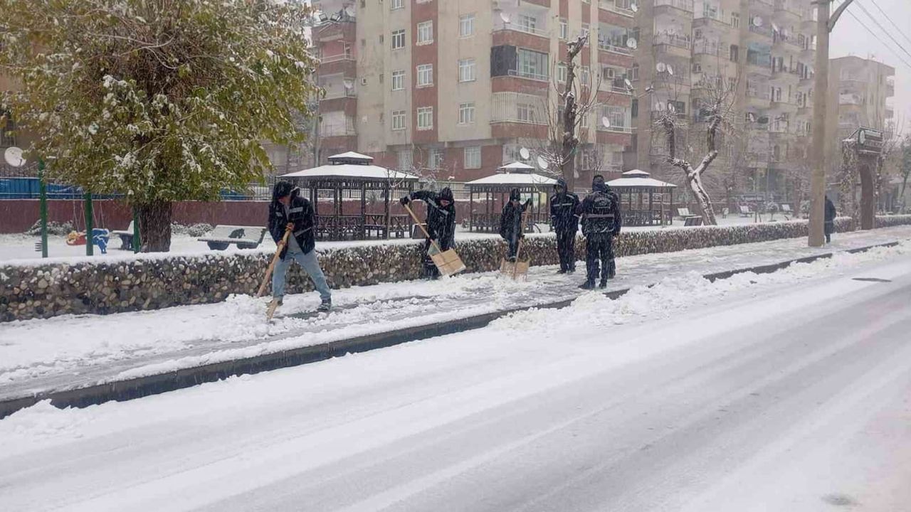 Diyarbakır'da Büyükşehir Belediyesi kar küreme ve tuzlama çalışmalarını sürdürüyor