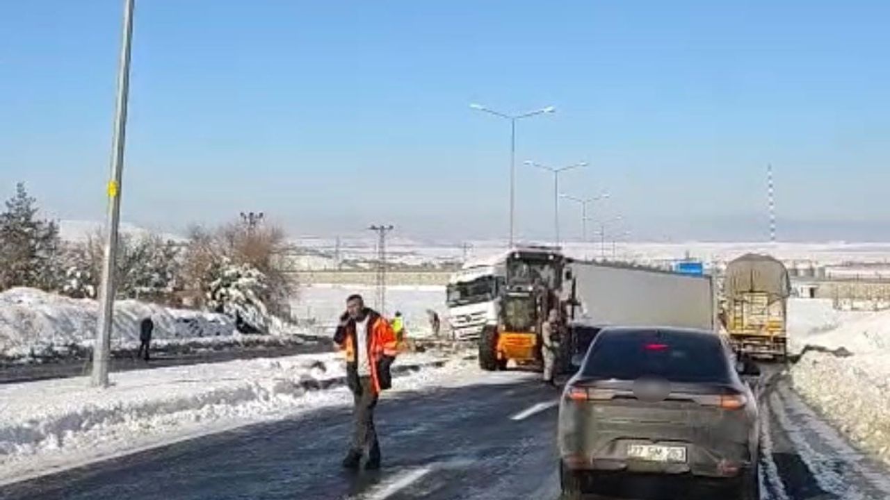 Diyarbakır’da buzlanma nedeniyle tır yoldan çıktı — Mardin kara yolunda trafik aksadı